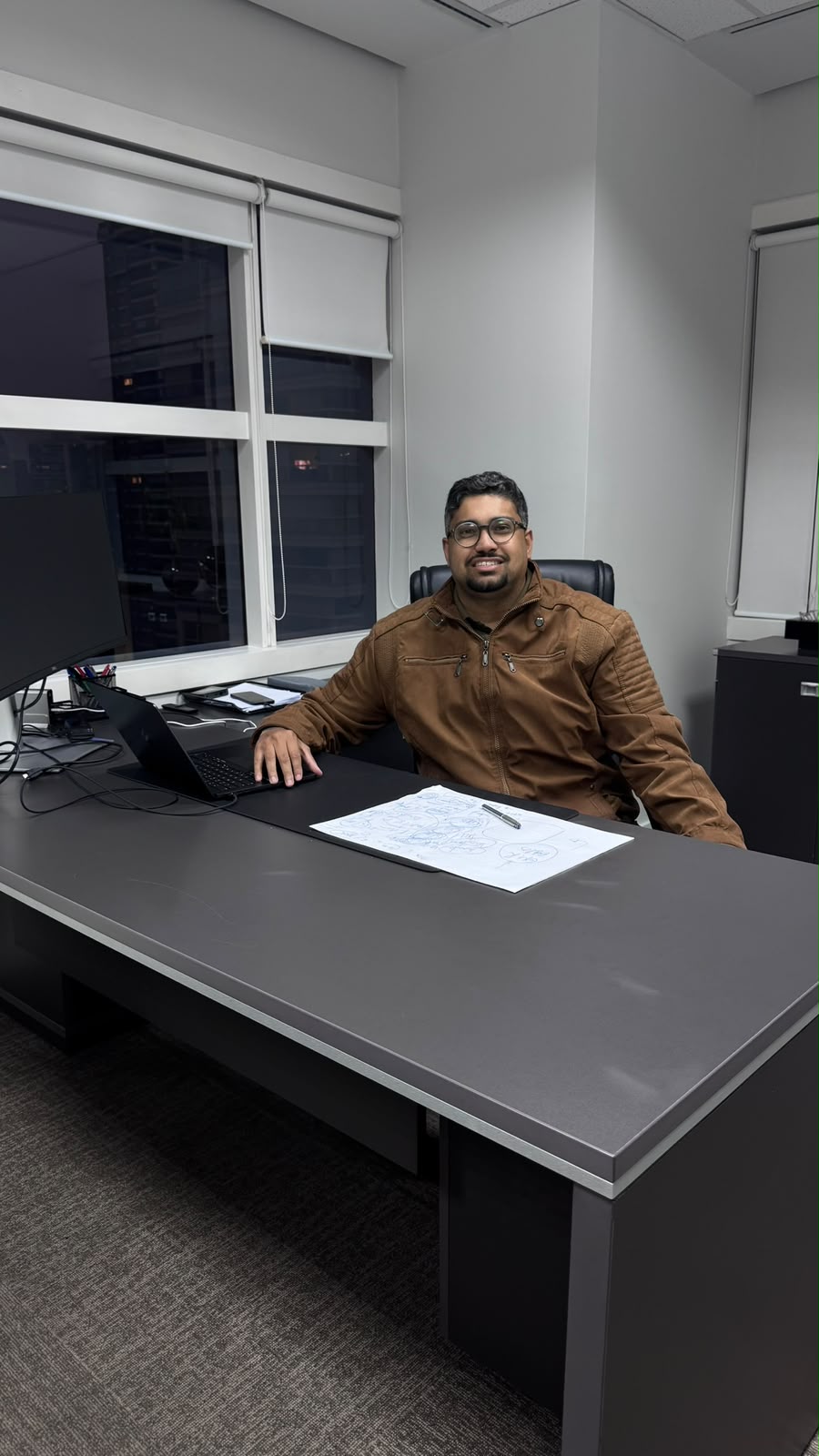 Fernando Dutra, proprietário da Dutra Imports, no escritório da operação