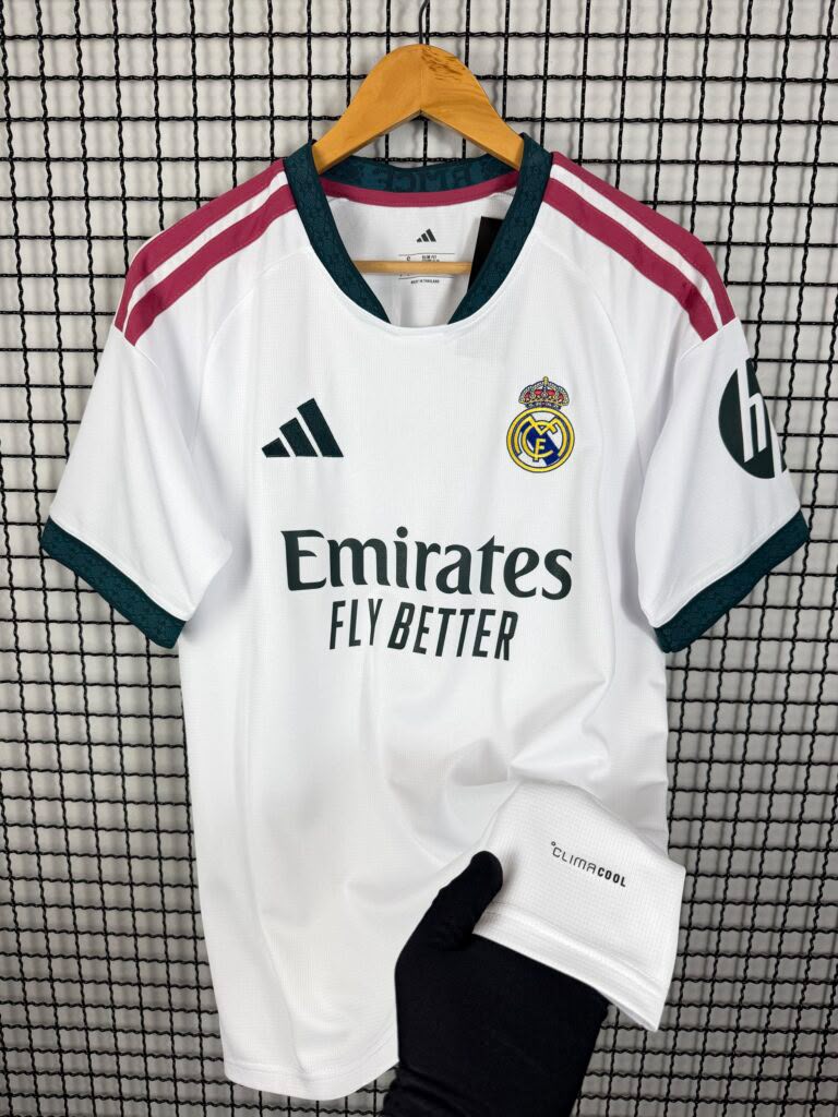 Camisa do Real Madrid versão torcedor vista de frente